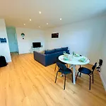 Modern 1Br & 1Lr Apartment, 10 Min Walk To City Center